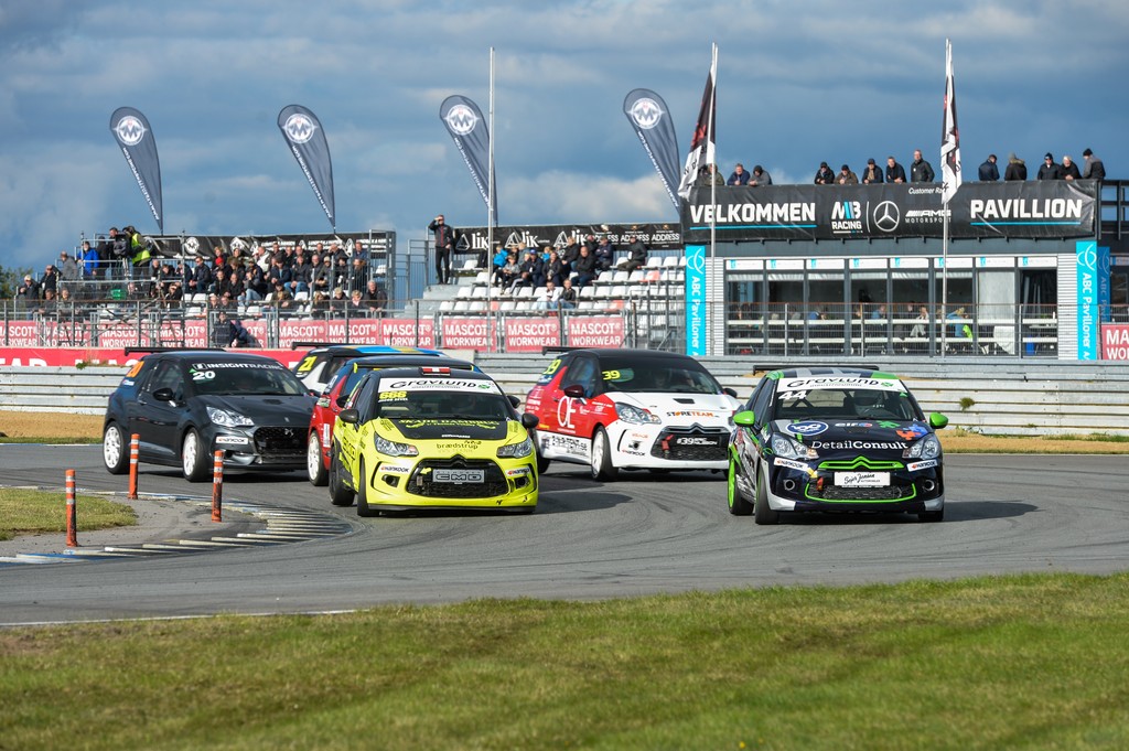 Mads Frederiksen startede på pole position - og den holdt han fast i. Men Eric Nilsson og specielt Thomas Faraas, her i baggrunden, bød ind med god fight.
(Foto: Morten Kimer)